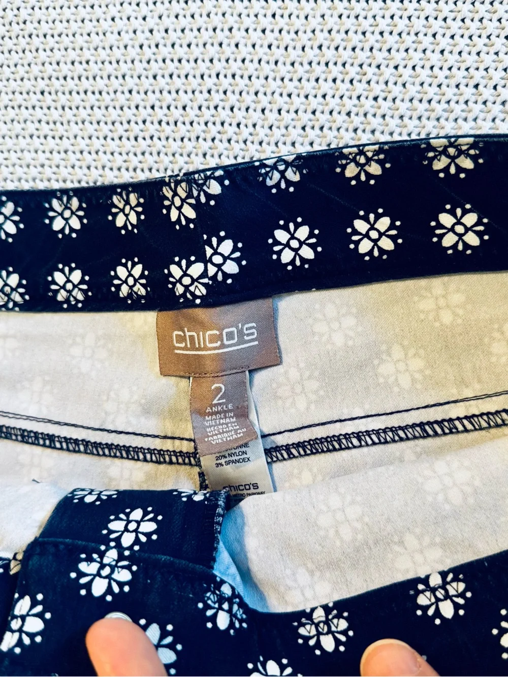 CHICO’S Stretchy Navy Blue & White Dot Floral Ankle Slim Crop Jeans